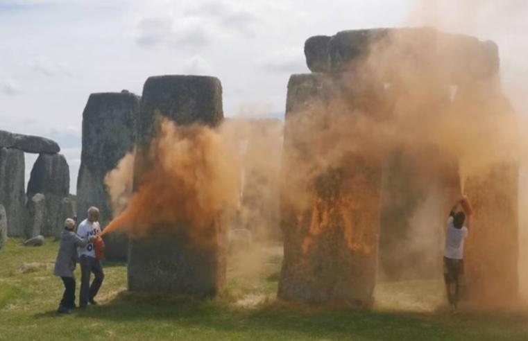 Ativistas jogam tintas no histórico Stonehenge, na Inglaterra; monumento é Patrimônio Mundial da UNESCO
