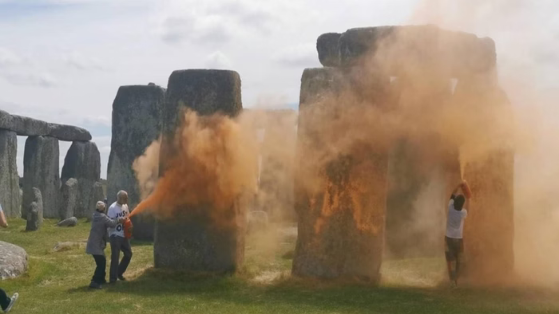 Ativistas jogam tintas no histórico Stonehenge, na Inglaterra; monumento é Patrimônio Mundial da UNESCO