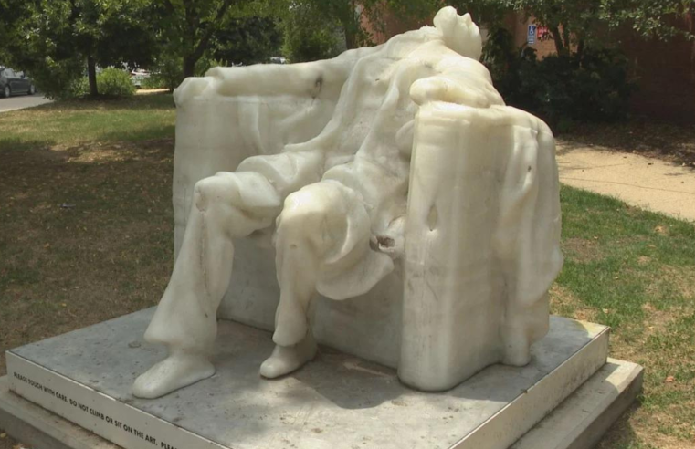 Feita de cera, estátua de Abraham Lincoln derrete em meio às altas temperaturas nos EUA