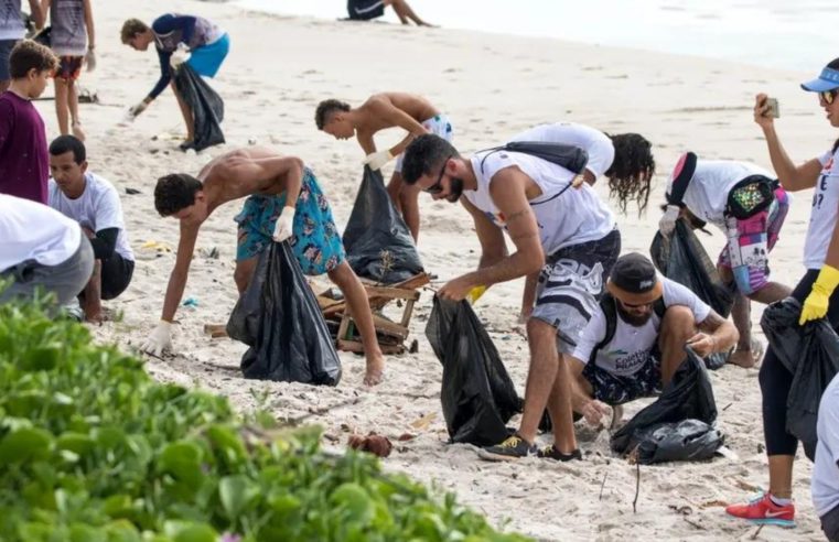 Voluntários realizam limpeza na praia do Flamengo neste sábado (8), em celebração ao ‘Dia Mundial dos Oceanos’