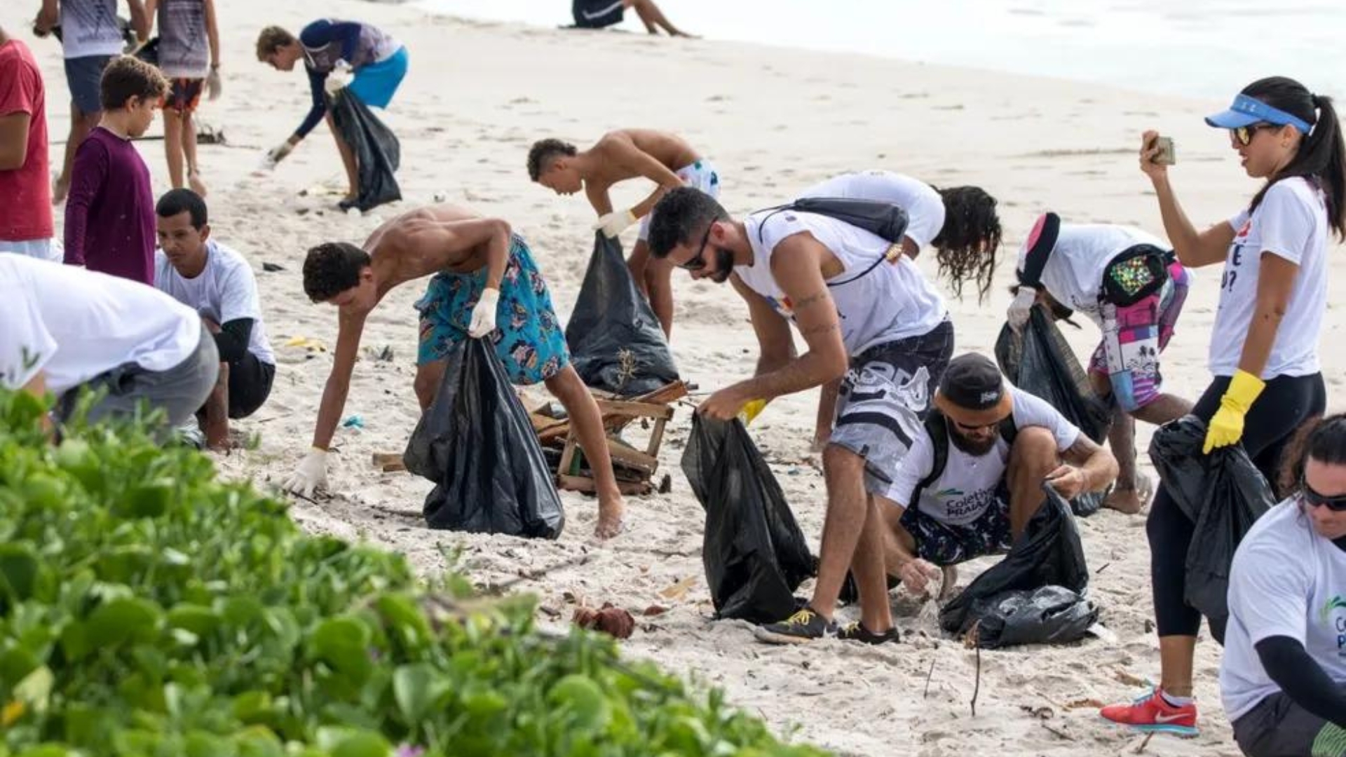 Voluntários realizam limpeza na praia do Flamengo neste sábado (8), em celebração ao ‘Dia Mundial dos Oceanos’