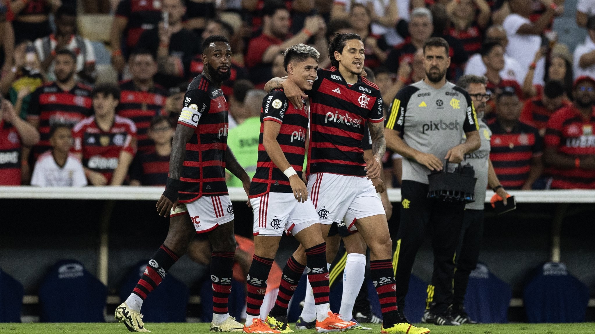 Com dois golaços de Luiz Araújo, Flamengo vence Grêmio por 2 a 1 e assume liderança do Brasileirão