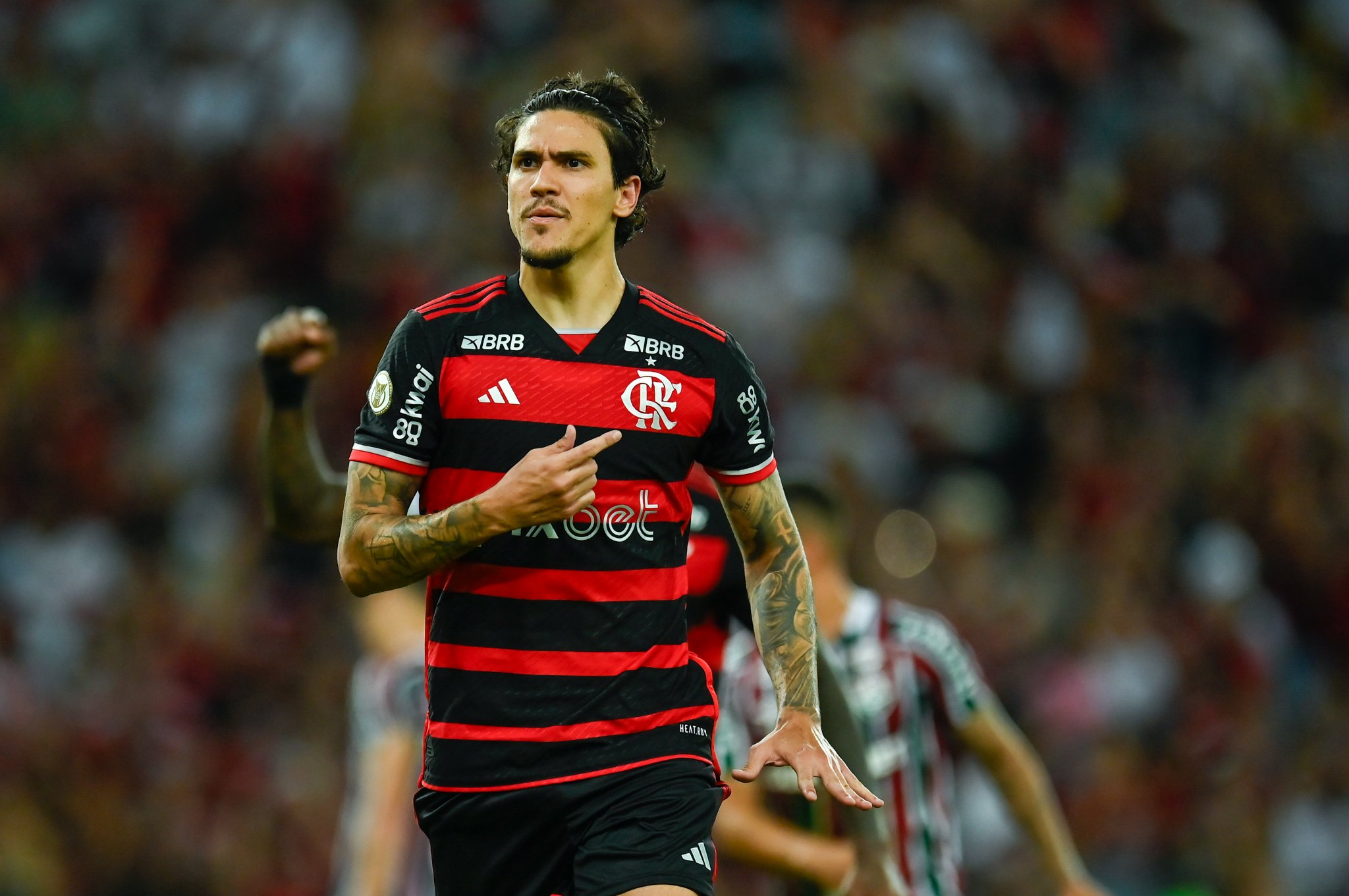 Pedro marca de pênalti, Flamengo vence por 1 a 0 e mantém Fluminense na lanterna do Brasileiro