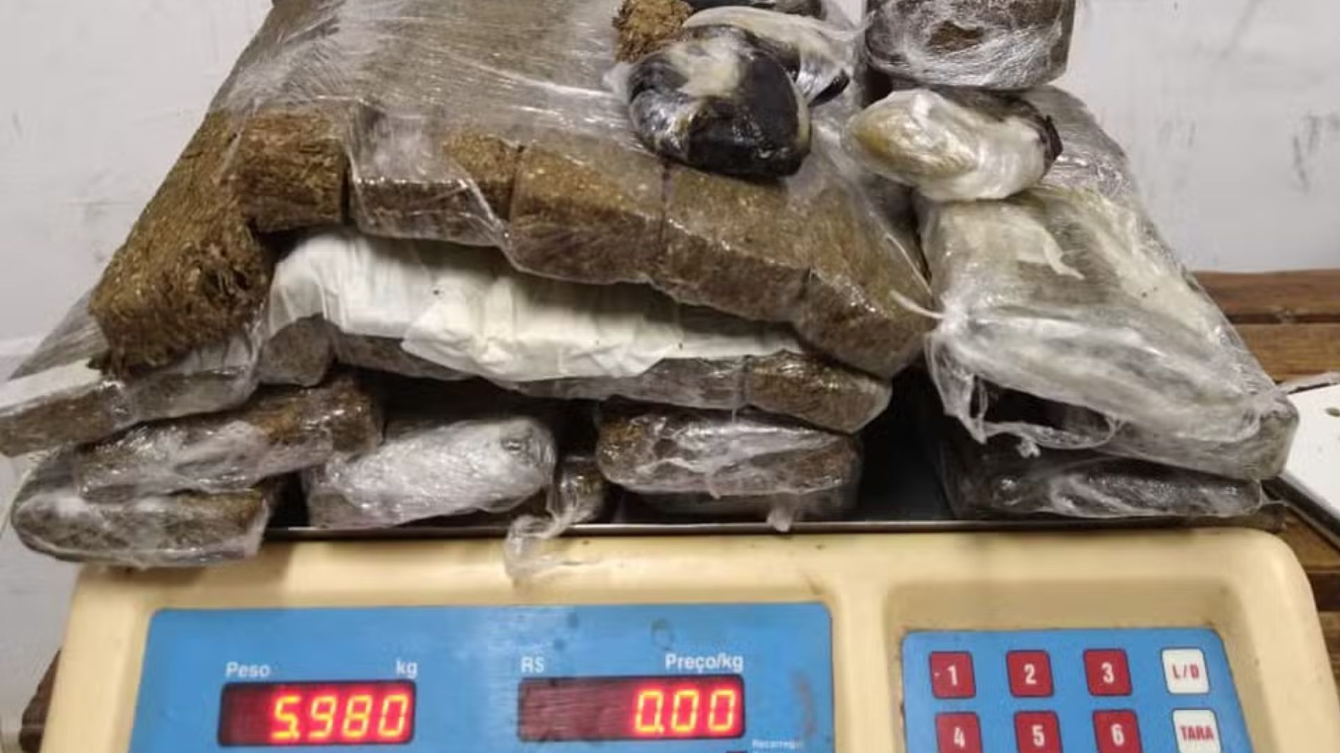 Advogado tenta entrar com 6kg de drogas em Bangu 3 e é preso em flagrante