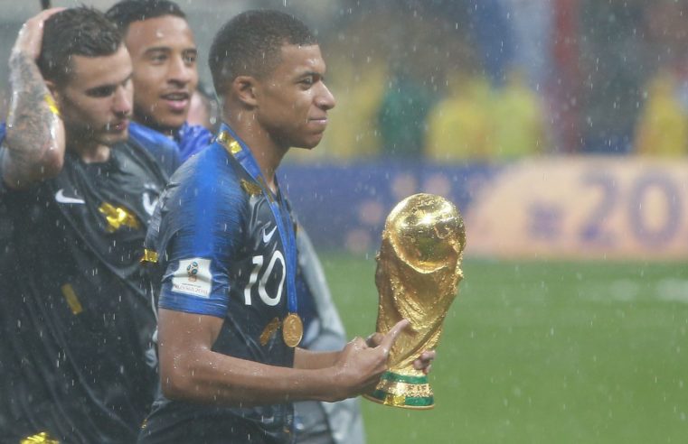 Após avanço da extrema-direita, Mbappé convoca jovens para votação na França