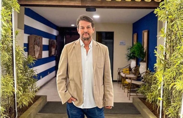 Marcelo Serrado sofre crise de pânico e não consegue embarcar: ‘coração foi na boca’