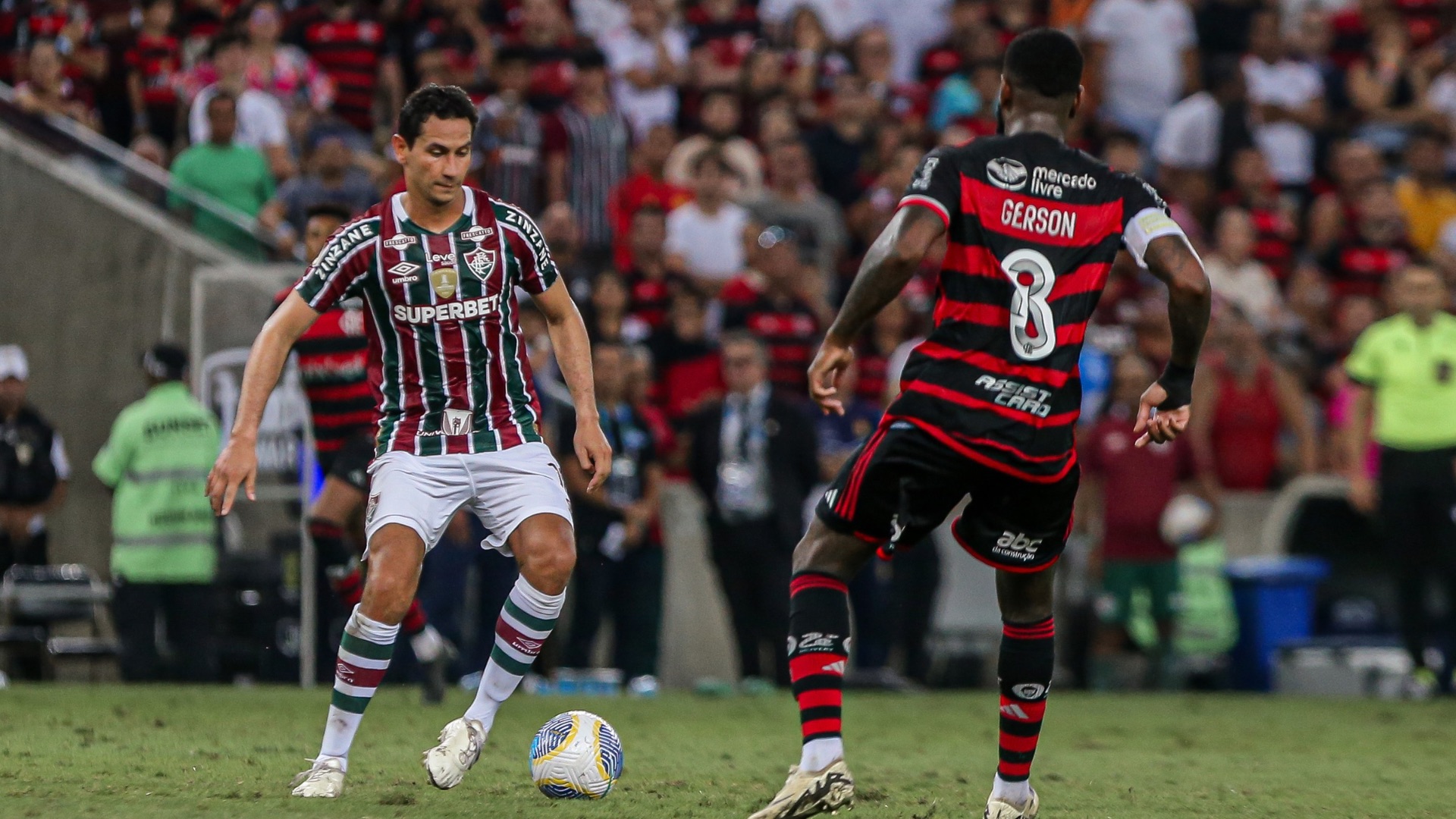 Com gol de Pedro, Flamengo vence o Fluminense e se mantém líder do Brasileirão