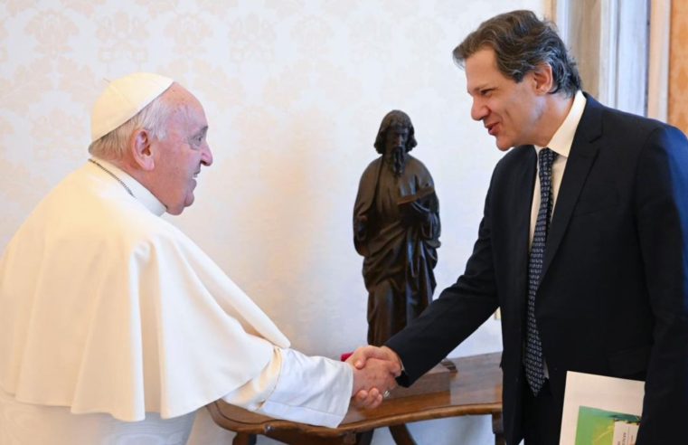 Fernando Haddad presenteia cuia de chimarrão a papa Francisco