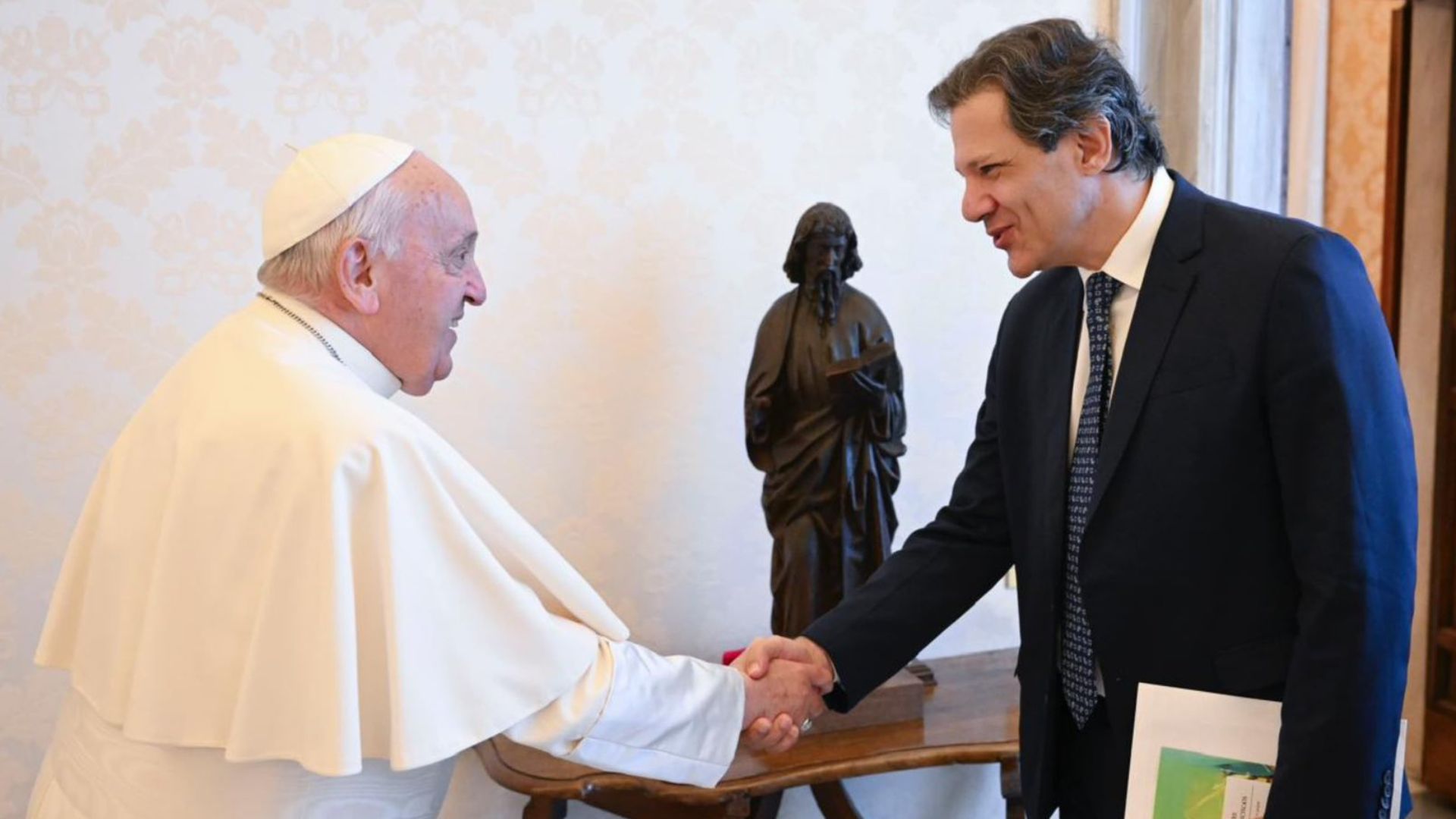 Fernando Haddad presenteia cuia de chimarrão a papa Francisco