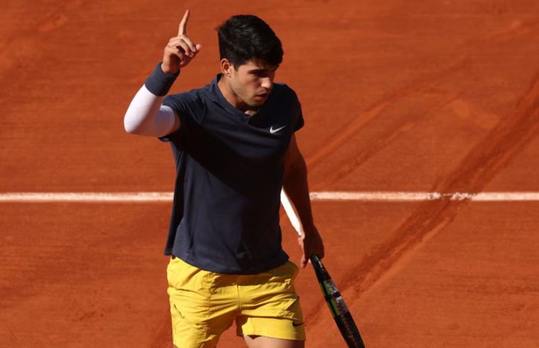 Tênis: Carlos Alcaraz vence Sinner e avança para final de Roland Garros