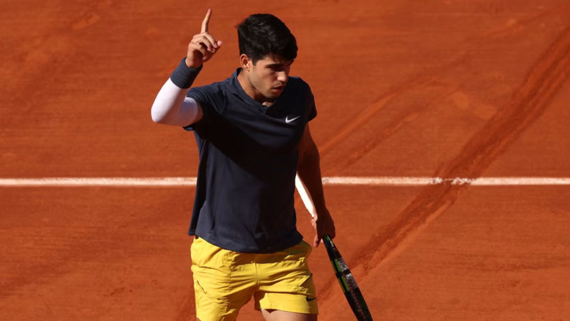 Tênis: Carlos Alcaraz vence Sinner e avança para final de Roland Garros