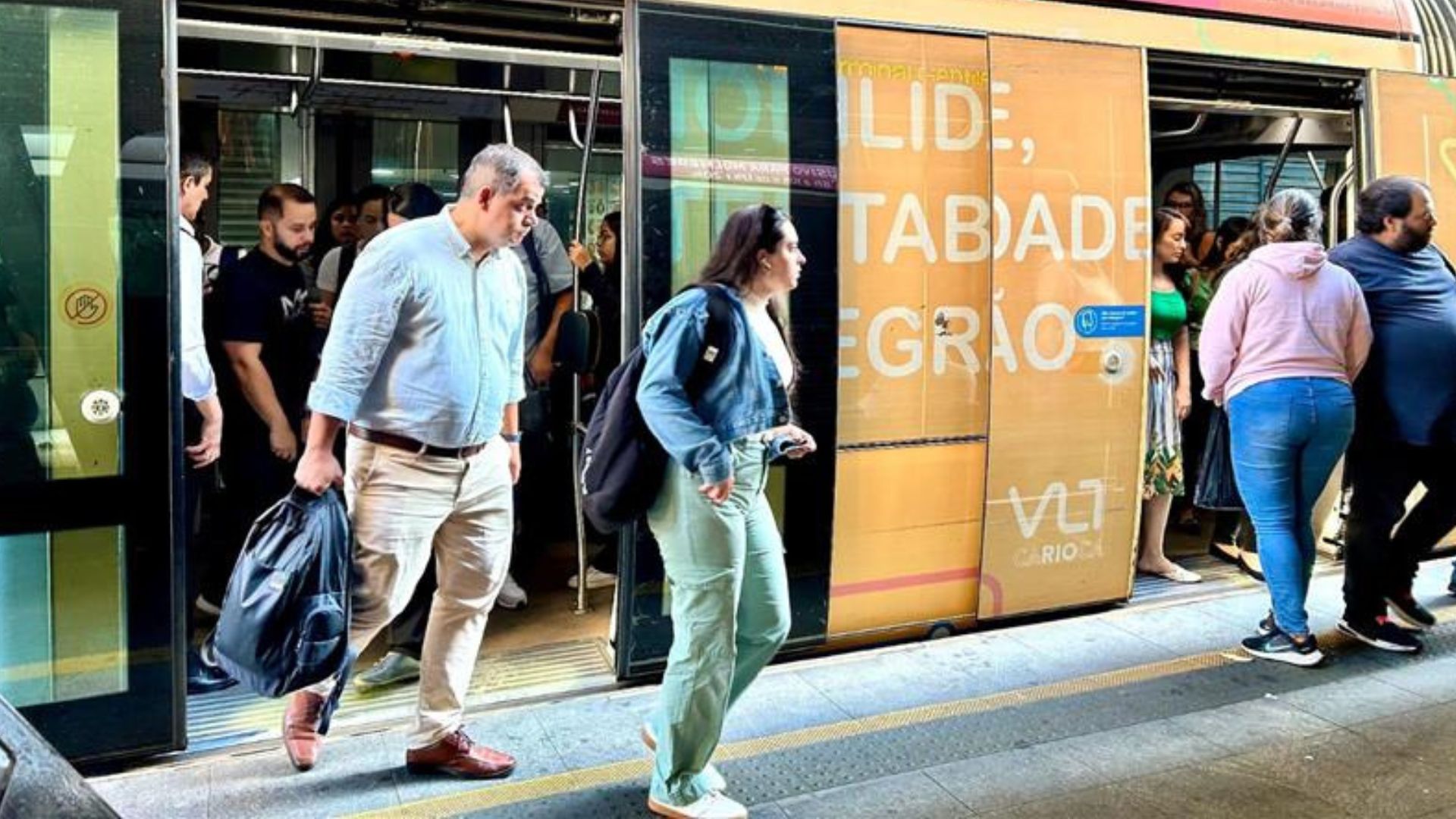 Rio: trens do VLT passam a contar com vagão feminino
