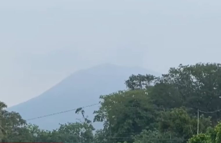 Vulcão nas Filipinas entra em erupção e forma coluna de fumaça de quase 5 km de altura