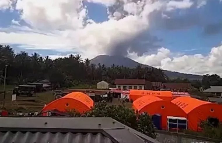 Vulcão entra em erupção na Indonésia e lança coluna de fumaça de até 5 km de altura