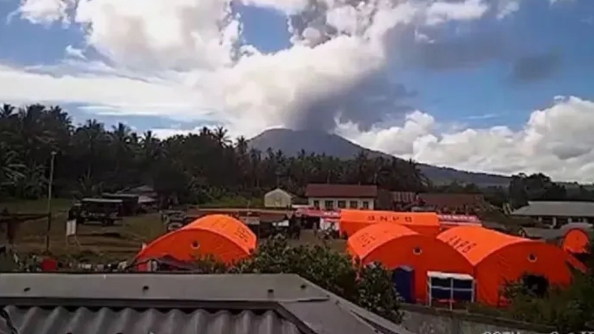 Vulcão entra em erupção na Indonésia e lança coluna de fumaça de até 5 km de altura