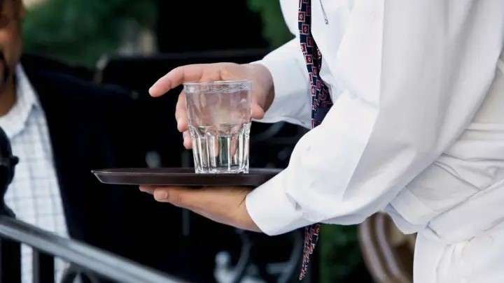 Associação Nacional de Restaurantes desiste de recurso contra lei que garante ‘água da casa’ no RJ