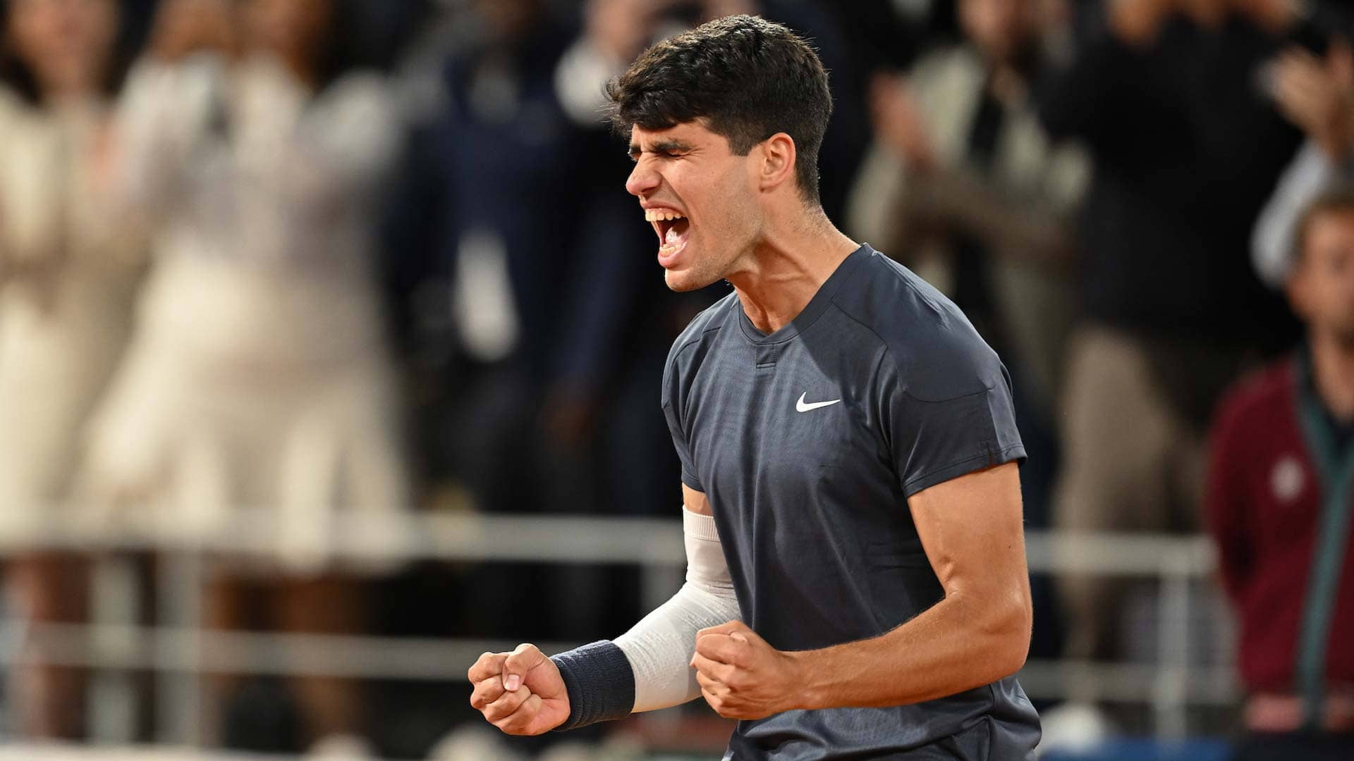 Tênis: Carlos Alcaraz vence Tsitsipas e se classifica para semifinal de Roland Garros