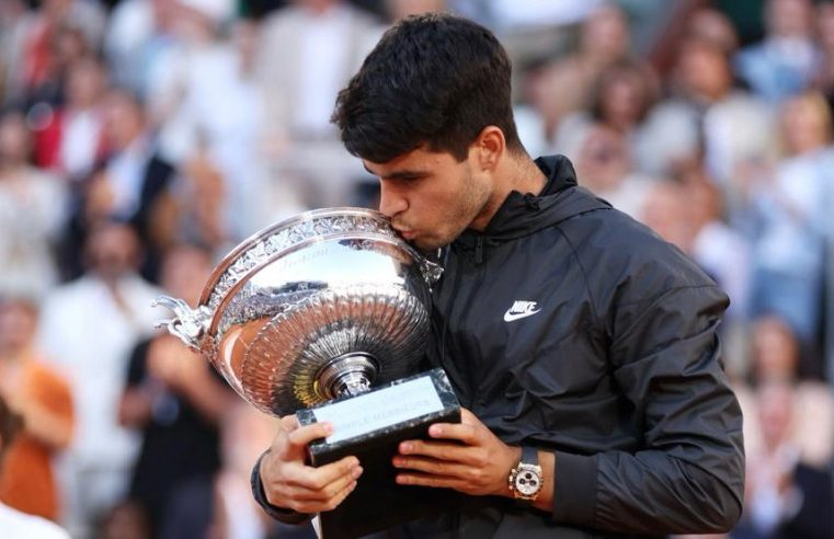 Alcaraz derrota Zverev em batalha de cinco sets e conquista título inédito de Roland Garros