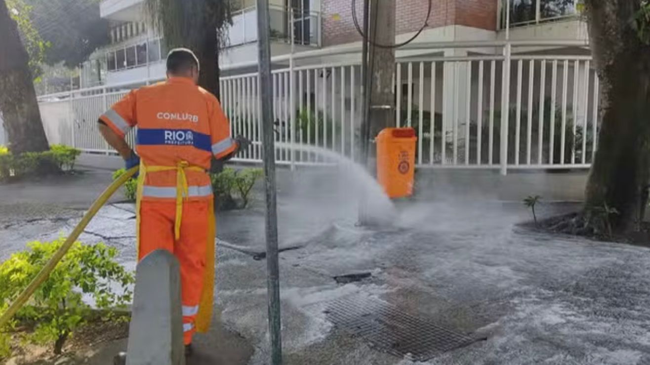 Após registro de 40 cães envenenados na Barra da Tijuca, Comlurb realiza limpeza pesada nas calçadas