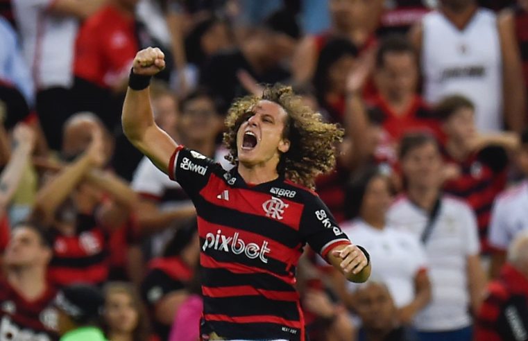 Flamengo vence Bahia por 2 a 1 com gol no fim e assume liderança do Brasileirão