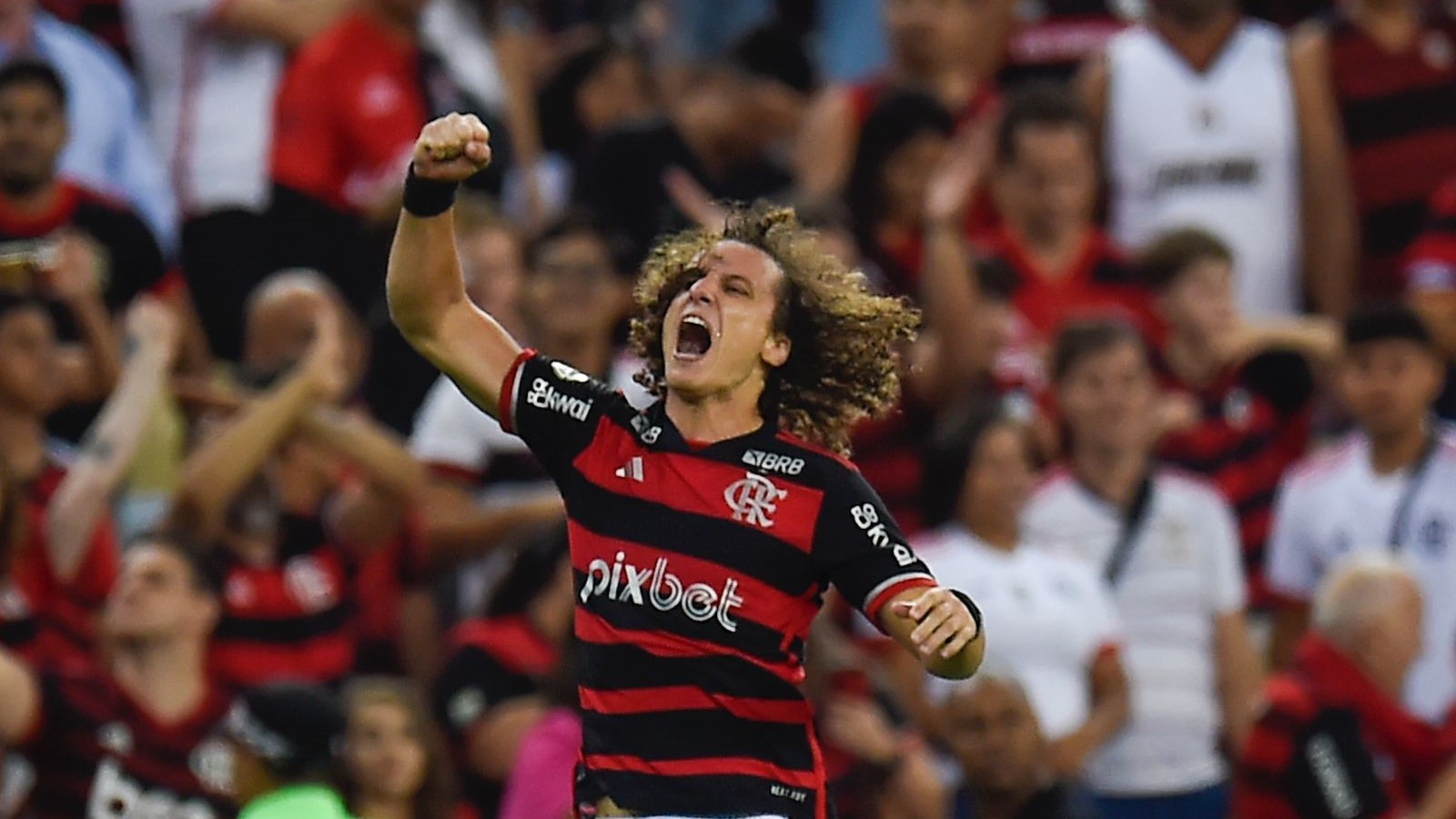 Flamengo vence Bahia por 2 a 1 com gol no fim e assume liderança do Brasileirão