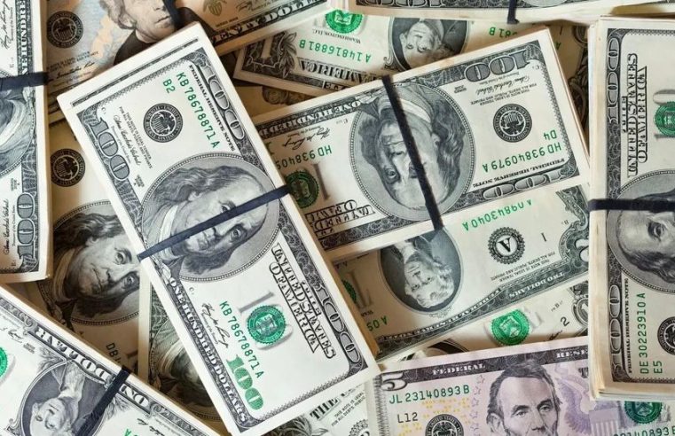 Dólar registra alta e encosta nos R$ 5,30