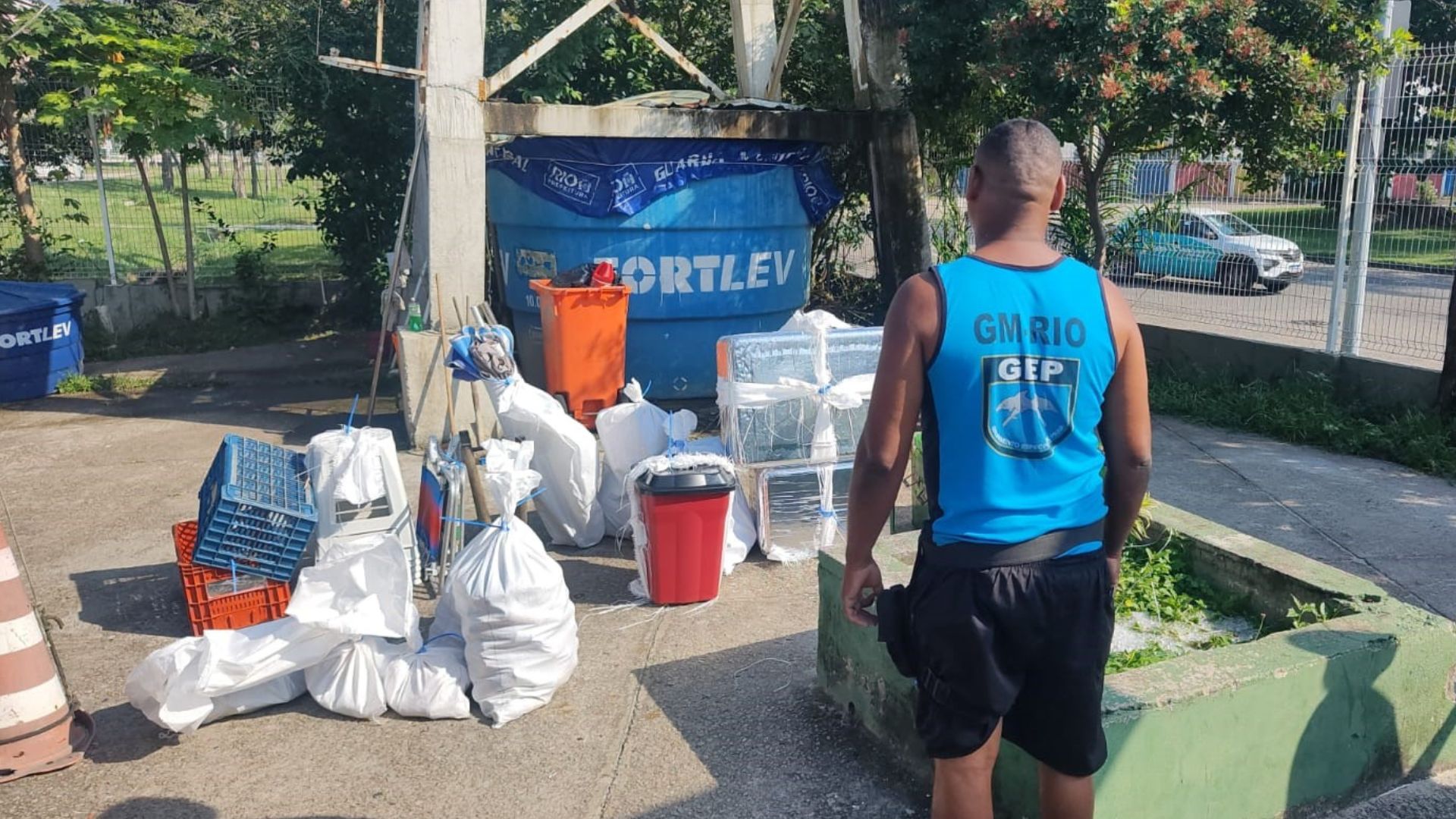 Quase 200 materiais abandonados são apreendidos em operação da Guarda Municipal na Barra da Tijuca