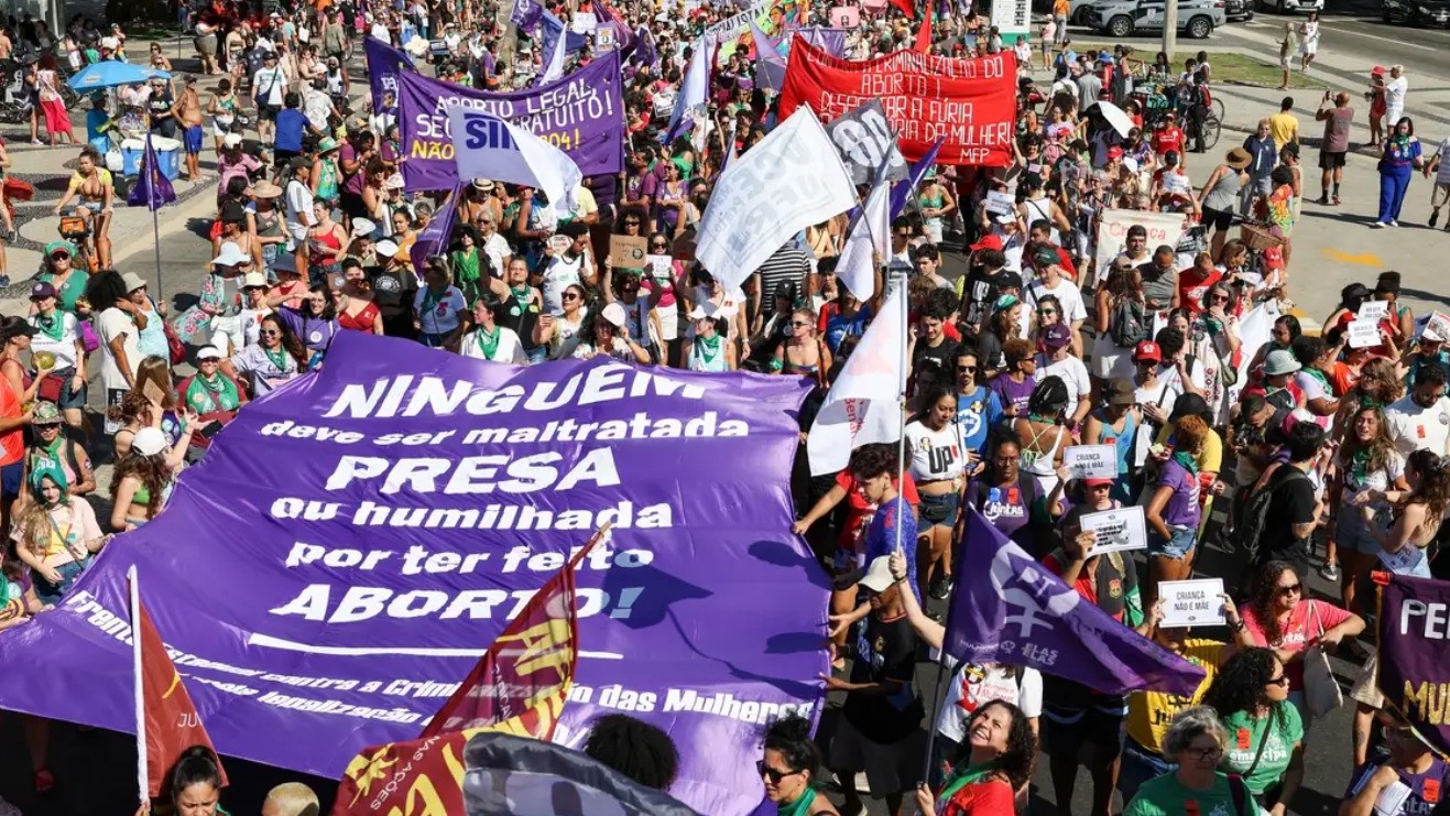 Em Copacabana, manifestantes realizam novo protesto contra projeto que criminaliza aborto legal