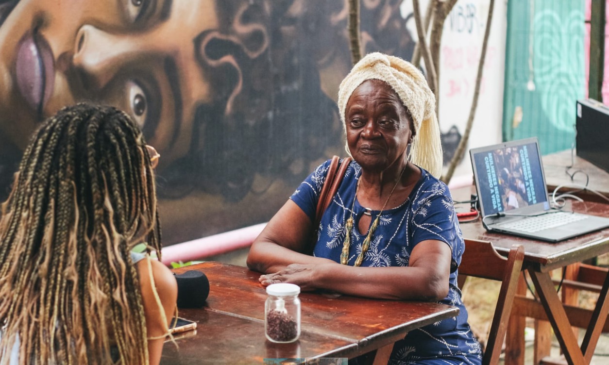 Projeto artístico ‘Mulheres Negras Curtindo a Vida’ convida mulheres a compartilharem suas histórias nesta sexta