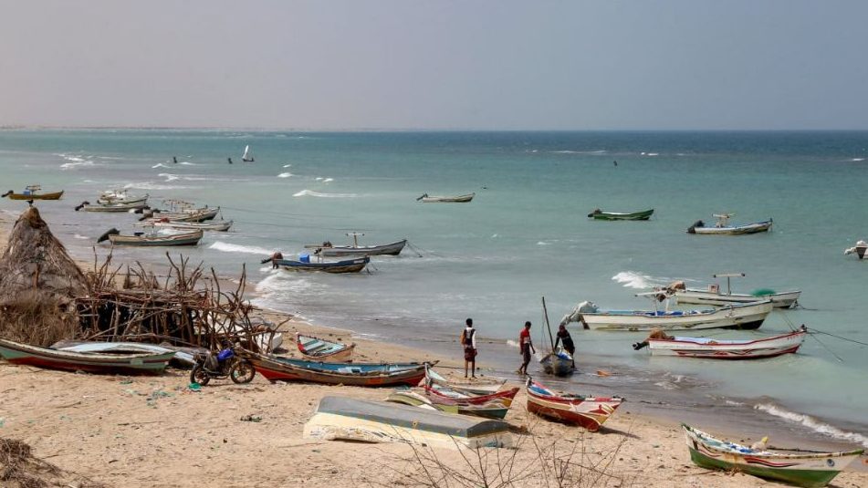 Naufrágio na Costa do Iêmen deixa 49 mortos, incluindo mulheres e crianças; barco transportava 260 migrantes