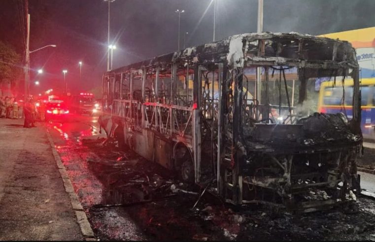 Ônibus é incendiado na Avenida Brasil durante manifestação em Guadalupe