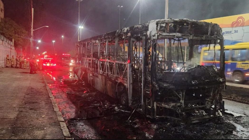 Ônibus é incendiado na Avenida Brasil durante manifestação em Guadalupe