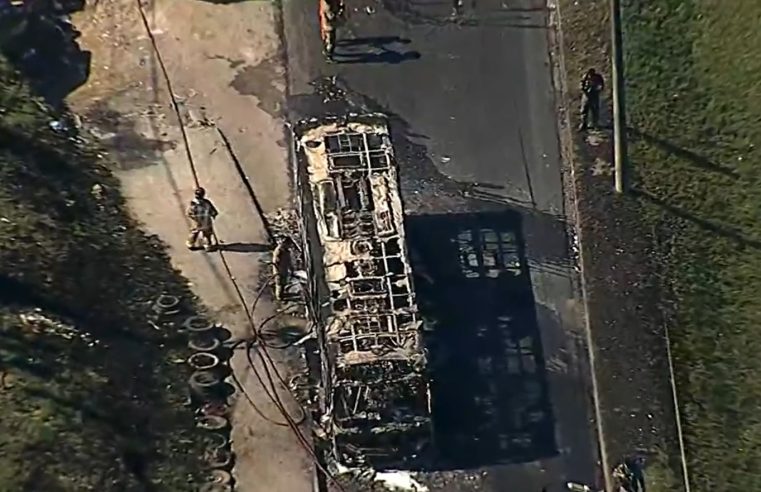 Criminosos incendeiam ônibus na Avenida Brasil em Realengo