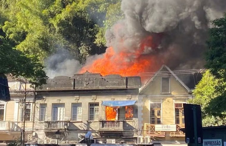 Incêndio atinge casarão histórico Petrópolis, Região Serrana do Rio