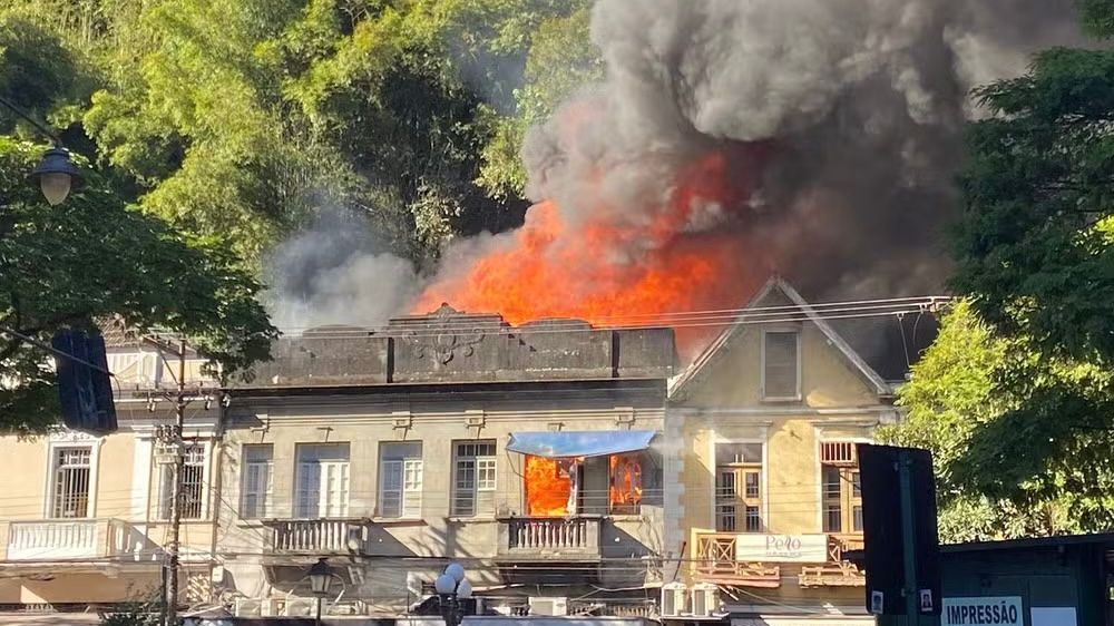 Incêndio atinge casarão histórico Petrópolis, Região Serrana do Rio