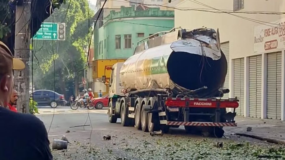 Caminhão-tanque explode e causa estragos na Rua Gonzaga Bastos em Vila Isabel