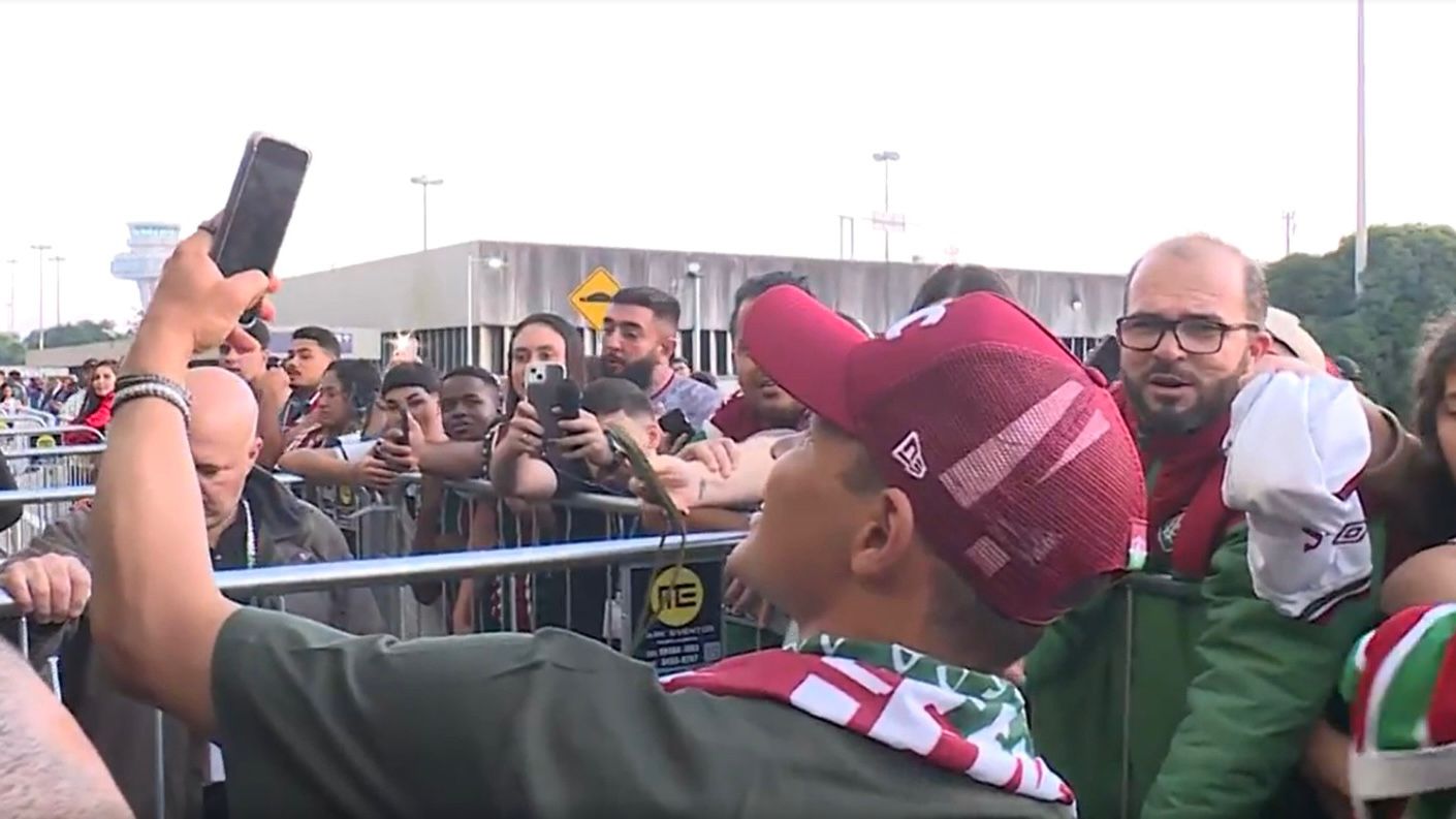 Thiago Silva é recebido com festa por torcedores do Fluminense