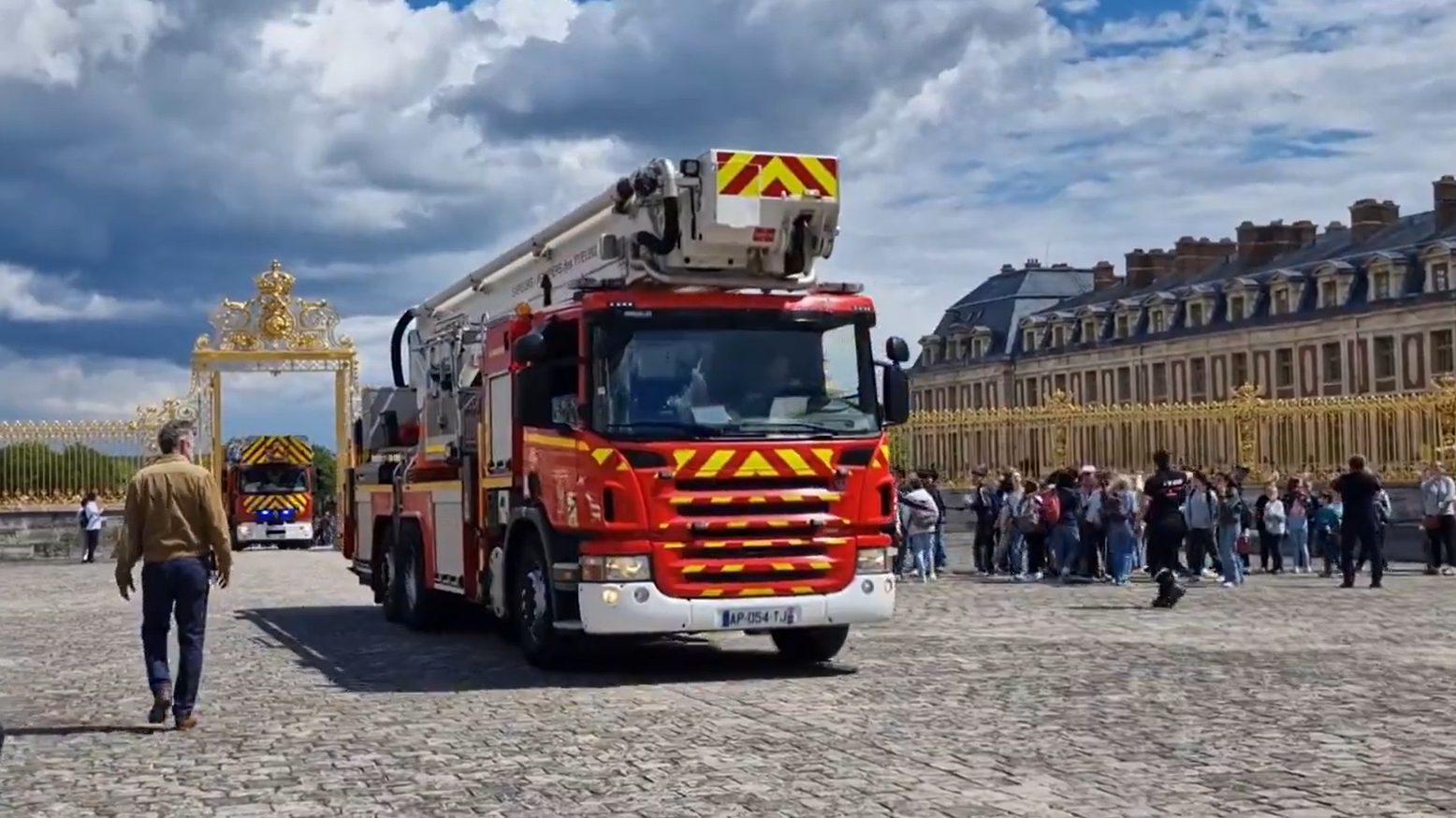 Incêndio atinge Palácio de Versailles na França