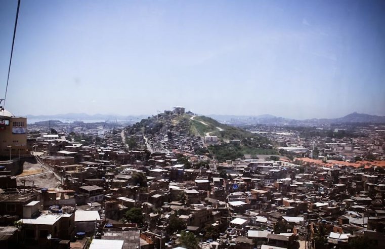 Complexo da Maré e mais quatro estados são alvo de operação contra tráfico de drogas e lavagem de dinheiro