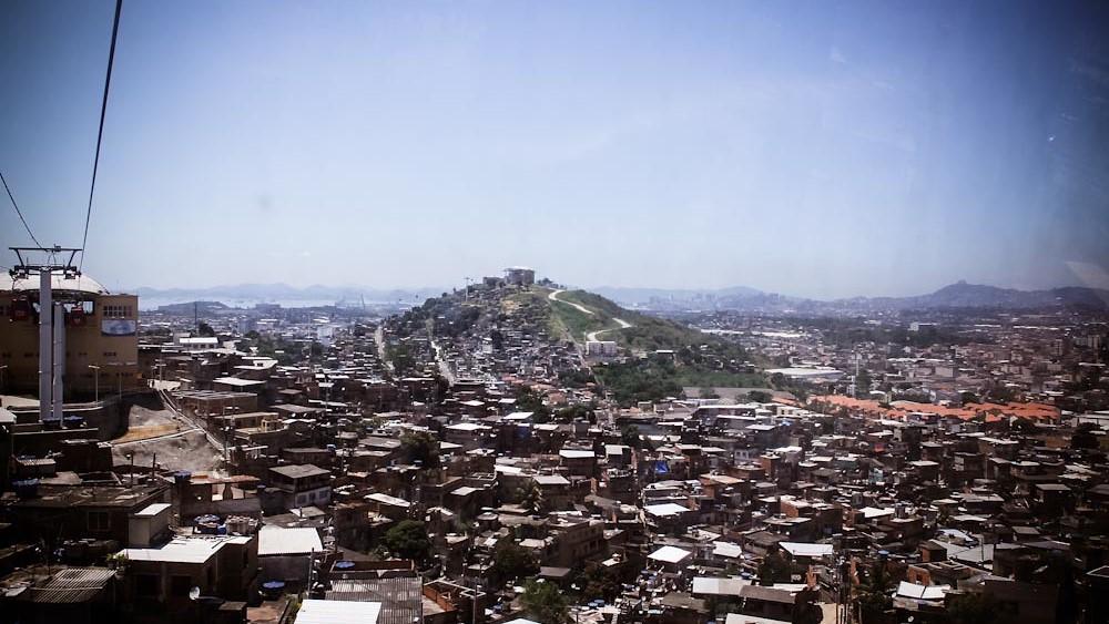 Complexo da Maré e mais quatro estados são alvo de operação contra tráfico de drogas e lavagem de dinheiro