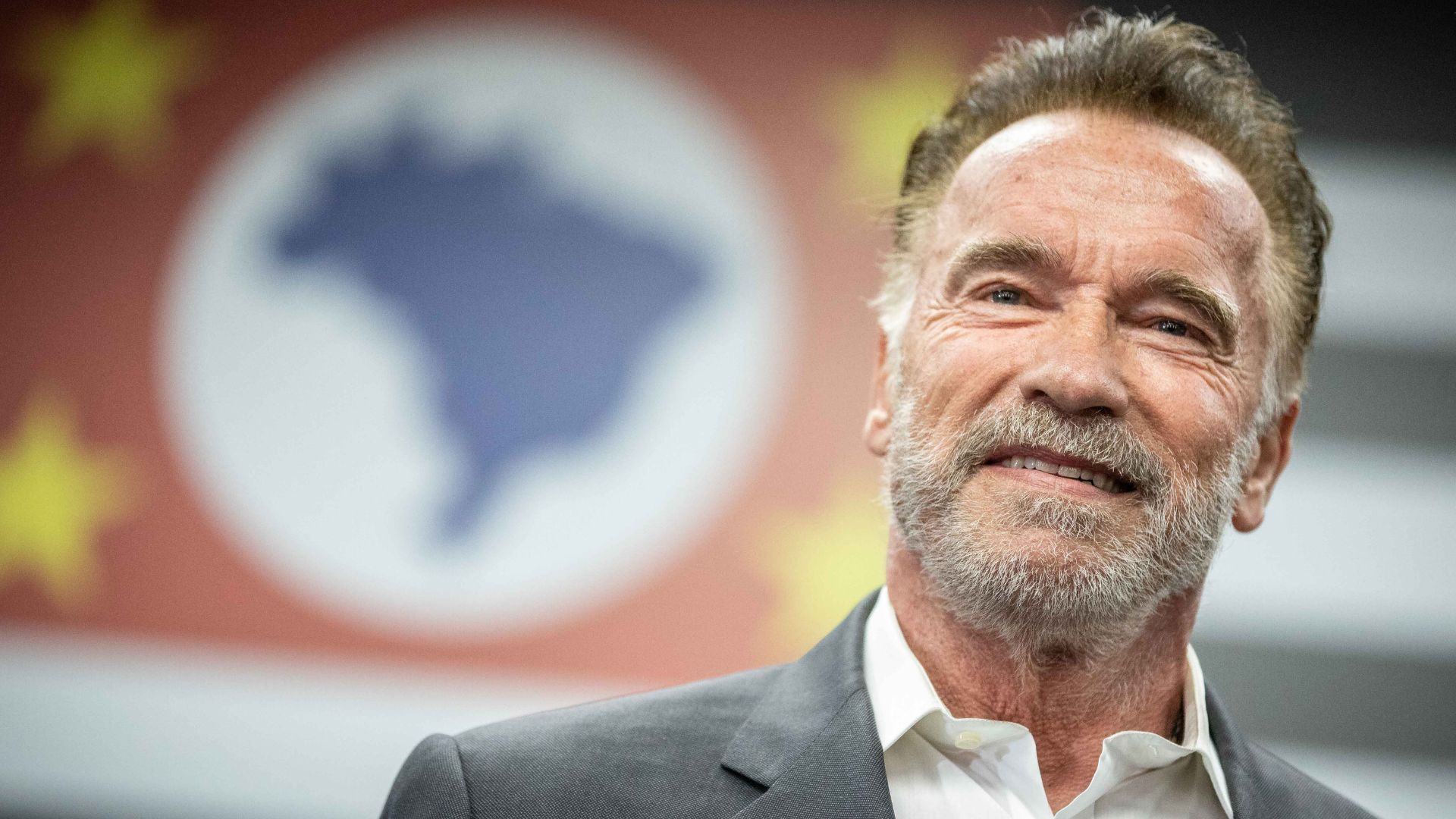 Idosa perde mais de 200 mil reais após ser enganada por golpista que fingiu ser o ator Arnold Schwarzenegger