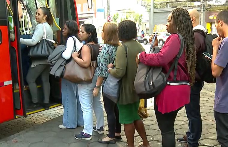 Fim do Metrô na Superfície causa tumulto e passageiros reclamam de demora na espera por ônibus