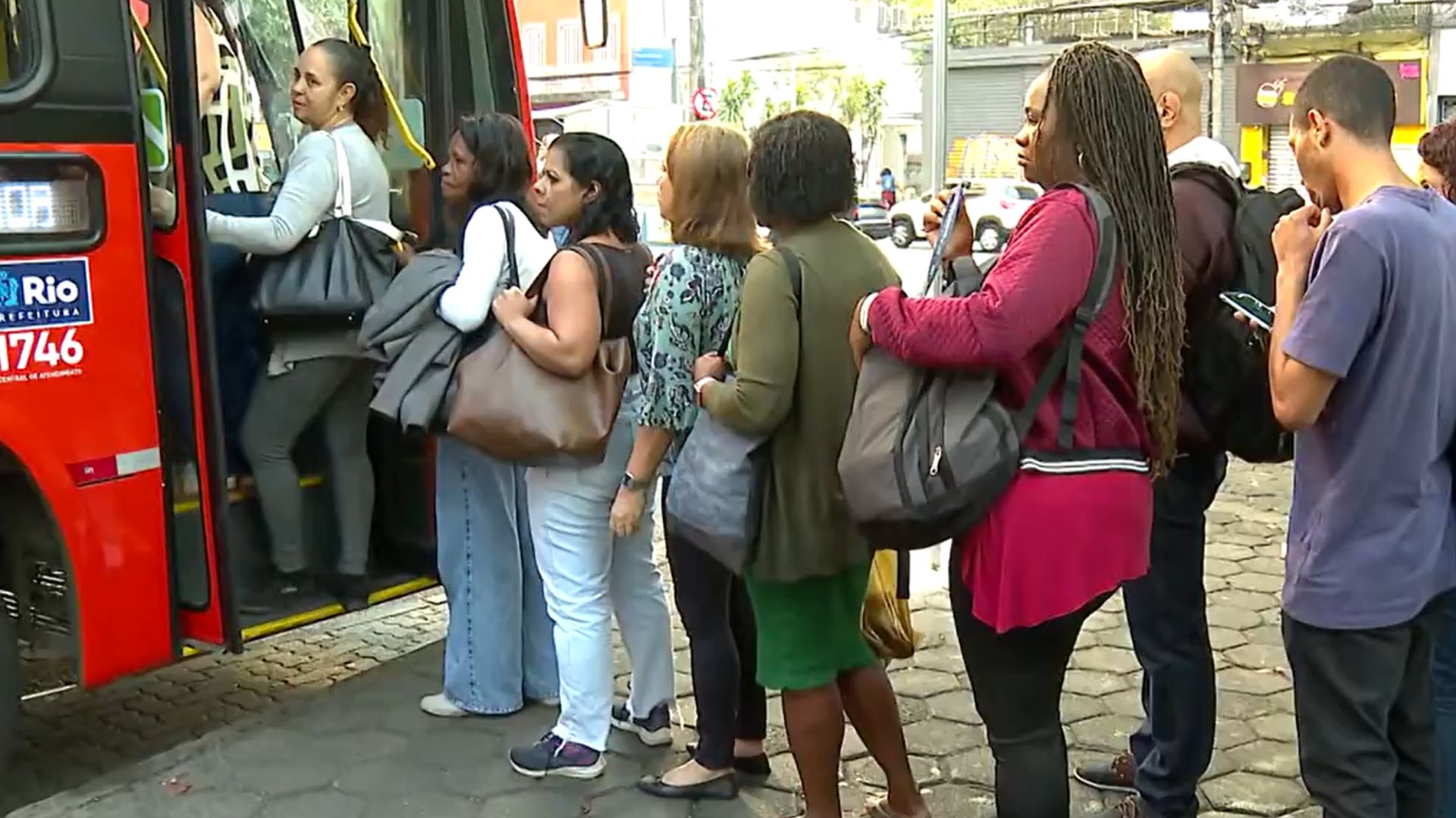 Fim do Metrô na Superfície causa tumulto e passageiros reclamam de demora na espera por ônibus