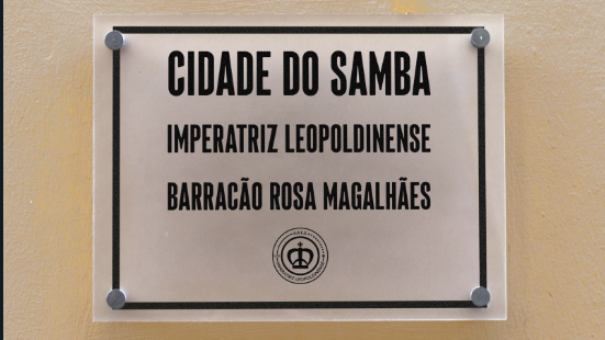 Barracão de alegorias e fantasias da Imperatriz Leopoldinense recebe nome de Rosa Magalhães