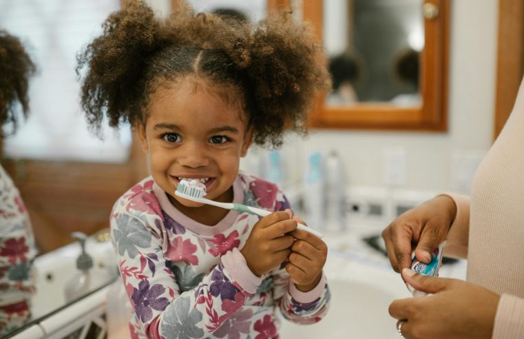 Especialista alerta que escovar dentes com força excessiva pode levar à perda deles