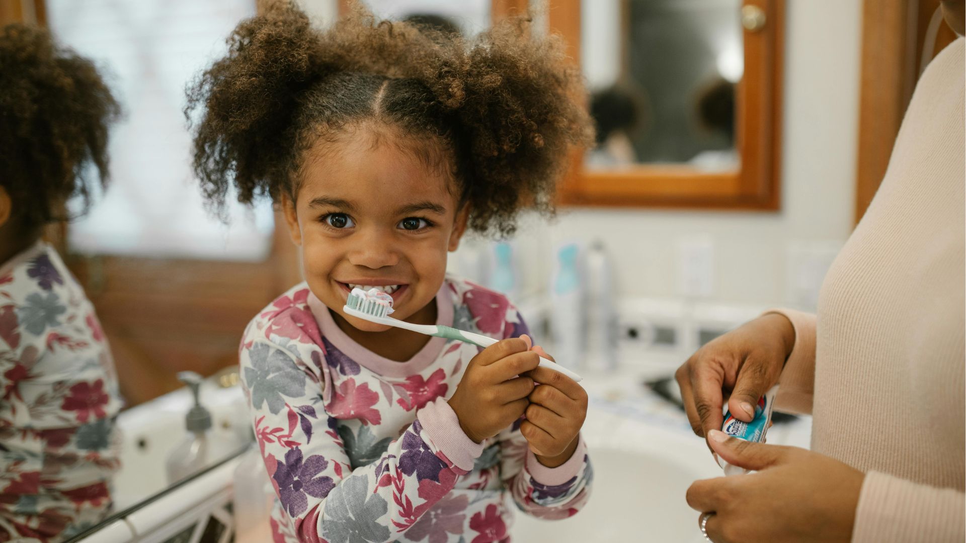 Especialista alerta que escovar dentes com força excessiva pode levar à perda deles