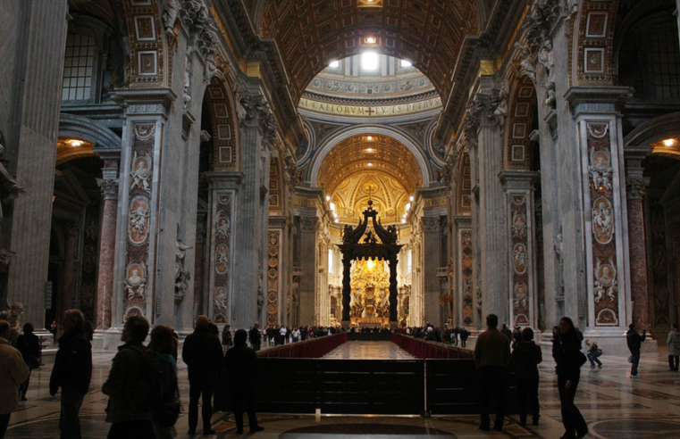Restrições: Vaticano proíbe tatuagens e uso de piercings para funcionários da Basílica de São Pedro