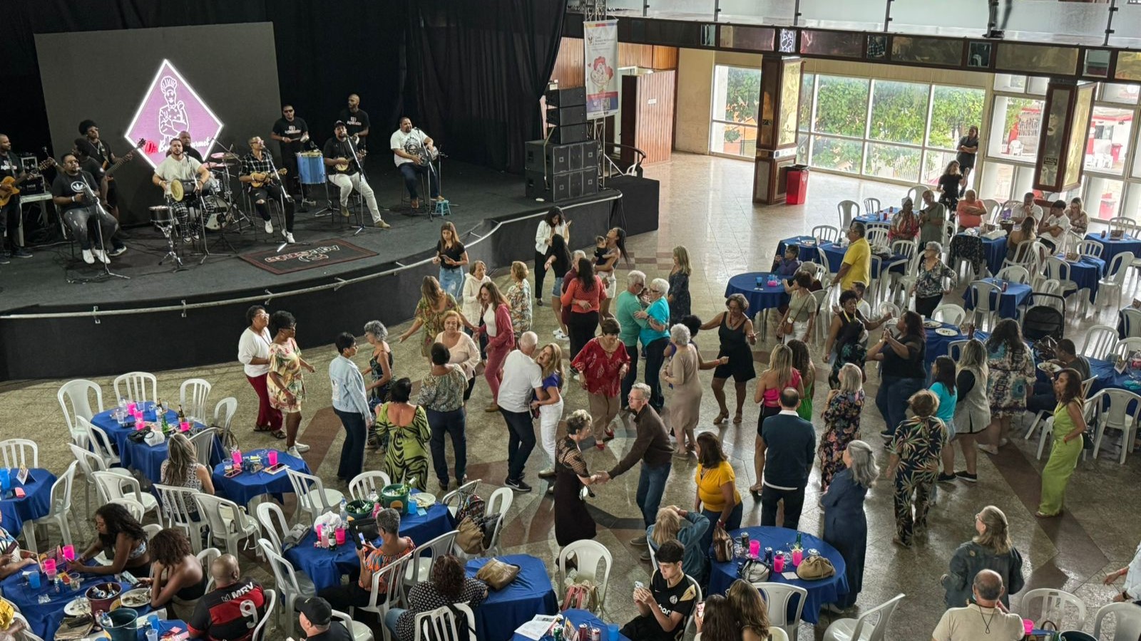 Casa Ronald RJ promove lançamento do McDia Feliz com feijoada e show do Grupo Agitasamba no Tijuca Tênis Clube