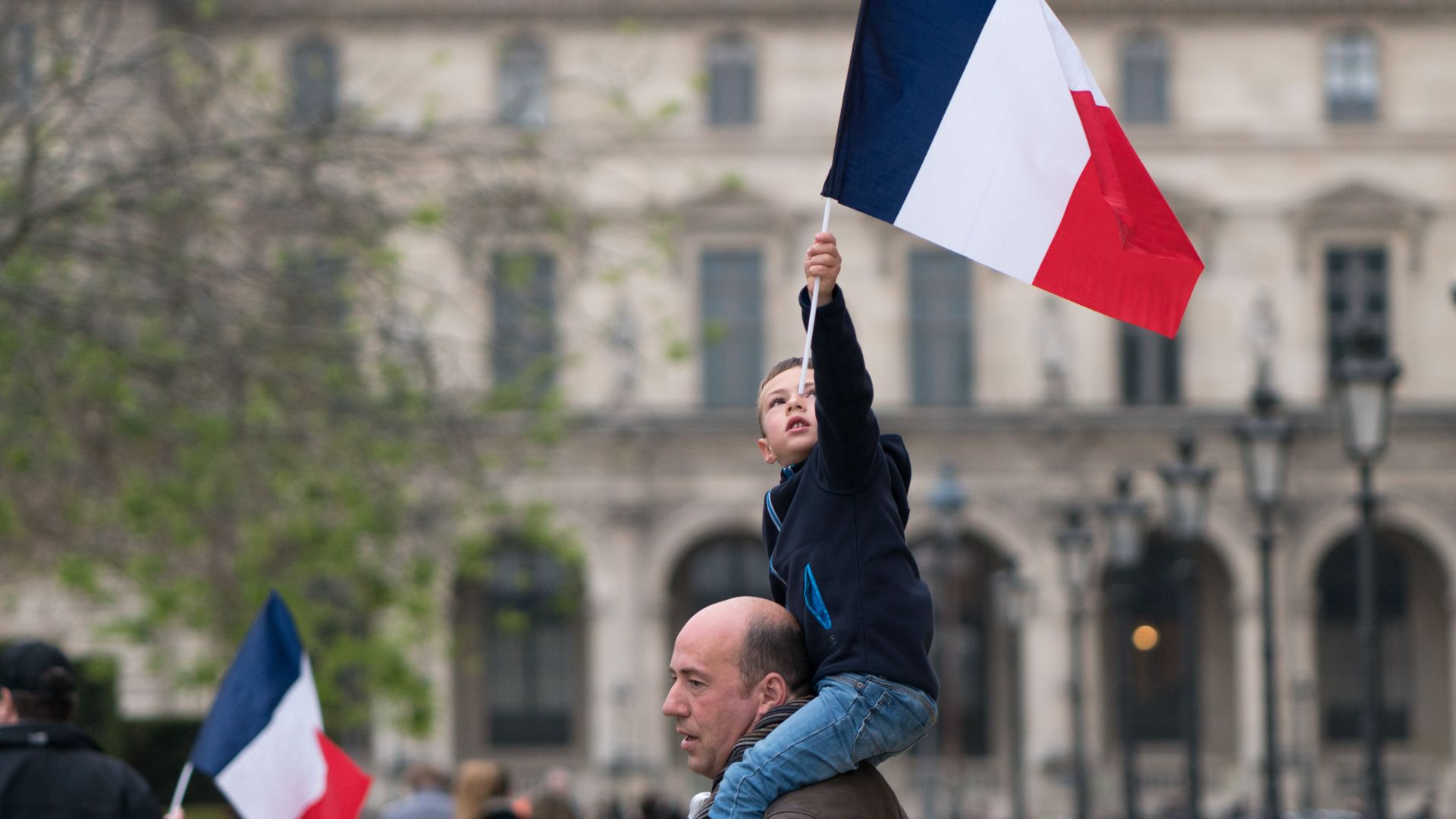 Extrema direita vence 1º turno das eleições legislativas na França; Macron pede por aliança democrática