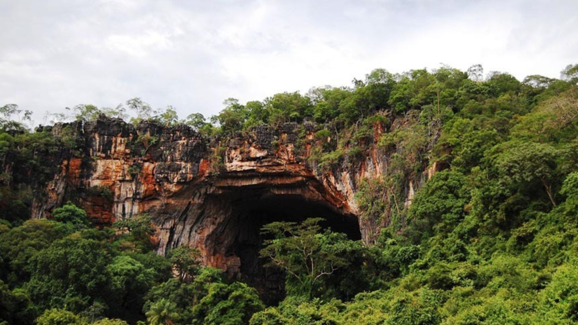 Sem auxílio de guias locais, quatro turistas desaparecem ao entrar em caverna em Goiás